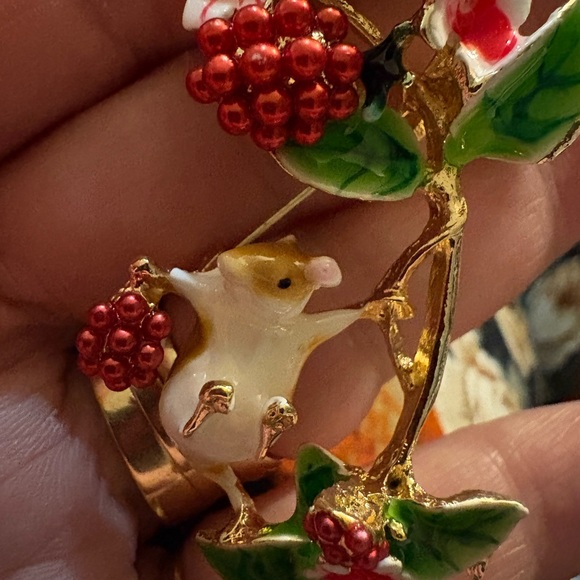 Jewelry - P21 Charming Gold and Red Mouse Brooch